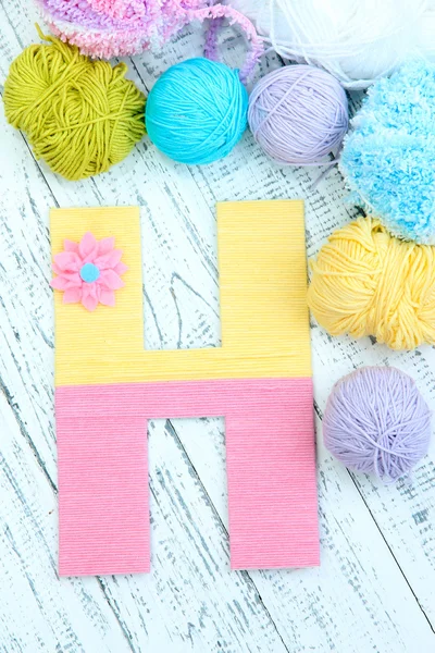 Ein Buchstabe aus handgestricktem Alphabet in Nahaufnahme — Stockfoto