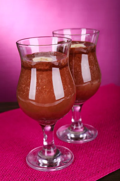 Muz ve masa mor zemin üzerine çikolata kokteyller — Stok fotoğraf