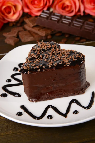 甜蜜的蛋糕，巧克力对板上表特写 — 图库照片