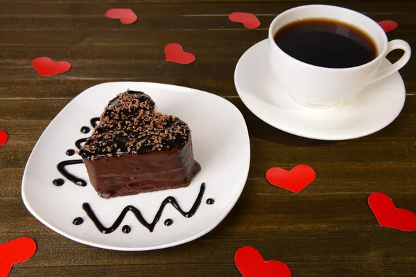 Bolo doce com chocolate no prato na mesa close-up — Fotografia de Stock