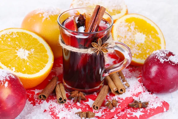 Fragrant mulled wine in glass on snow close-up — Stock Photo, Image