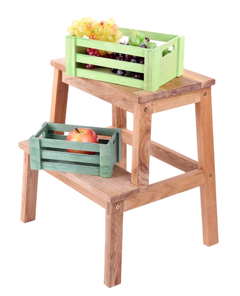 Caja de madera con frutas, en una pequeña escalera de madera, aislada en blanco — Foto de Stock