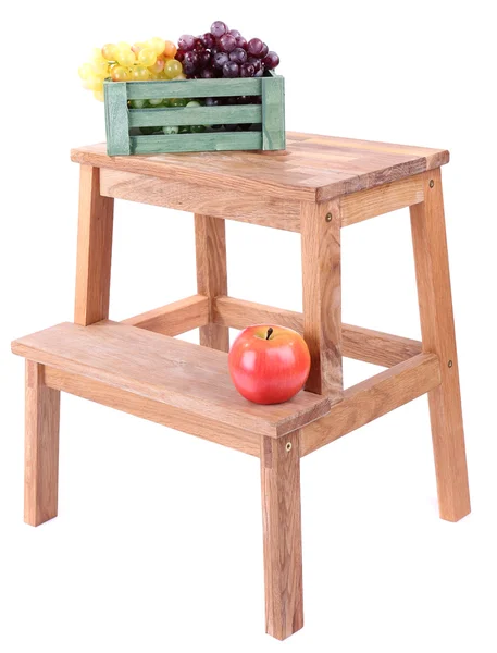 Scatola di legno con frutta, su piccola scala di legno, isolata su bianco — Foto Stock