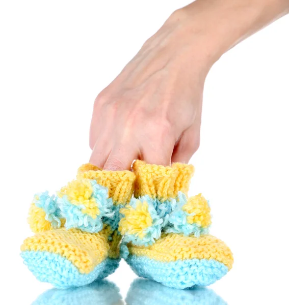 かぎ針編みの赤ちゃんのためのブーツ、白で隔離される手します。 — ストック写真