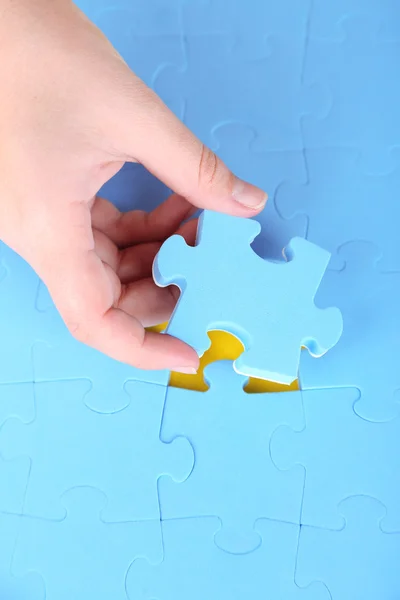 Hand holding puzzle piece, close up — Stock Photo, Image