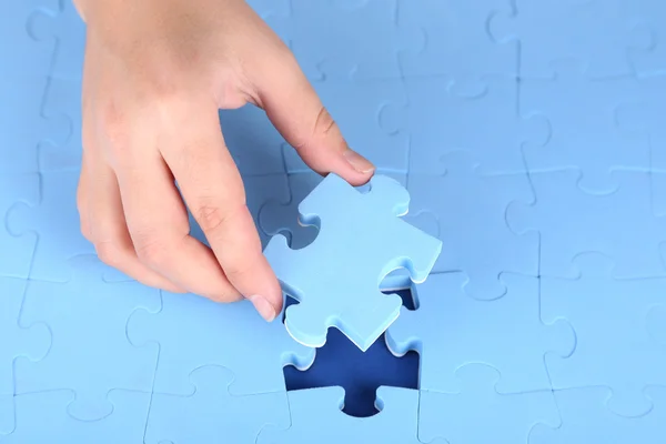 Hand holding puzzle piece, close up — Stock Photo, Image