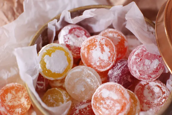 Sweet candies in metal can, close up — Stock Photo, Image