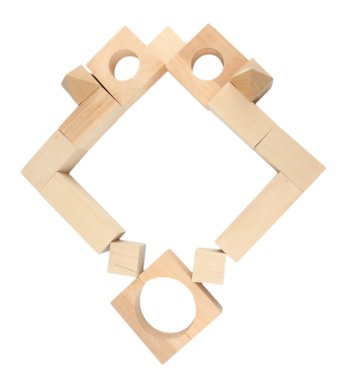 Tahta oyuncak blokları beyazda izole edilmiş.