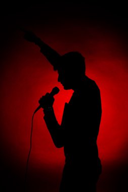 koyu renk arka plan üzerinde müzisyen siluet