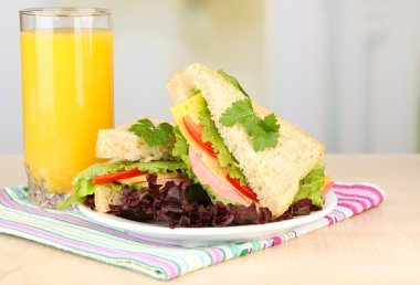 masada açık renkli plaka üzerinde taze ve lezzetli sandviçler
