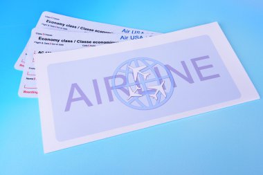 Açık mavi arka planda uçak biletleri