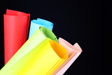 siyah arka plan üzerinde renkli sanat kağıt