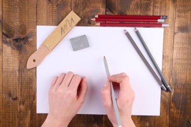 sanat malzemeleri ahşap zemin üzerinde elleriyle