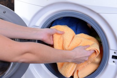 çamaşır makinesi giysiler yakın çekim ile yüklü