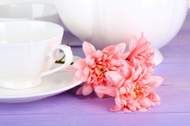 pembe krizantem çay servisi ahşap tablo