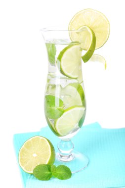 limon ve nane üzerinde beyaz izole kokteyl bardak