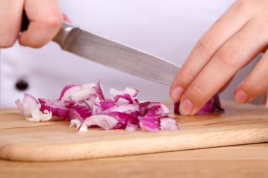 soğan kesme ampul kadın elleri, yakın çekim