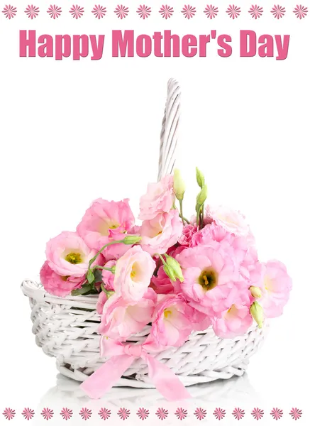 Boeket van bloemen van de eustoma in mand, geïsoleerd op wit — Stockfoto