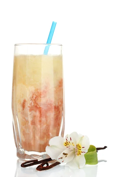 Delicioso smoothie de frutas isolado em branco — Fotografia de Stock