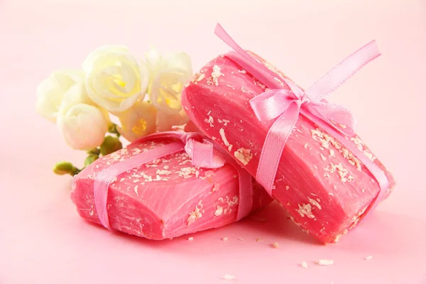 Jabón natural hecho a mano, sobre fondo rosa — Stockfoto