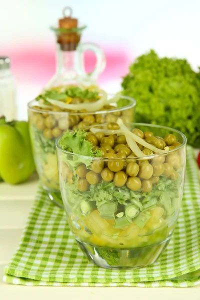 Ensalada sabrosa con verduras frescas en la mesa de madera —  Fotos de Stock