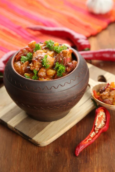 Chili Corn Carne - традиционная мексиканская кухня, в горшочке, на салфетке, на деревянном фоне — стоковое фото