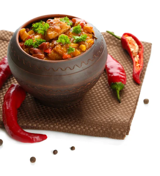 Chilli corn carne - tradiční mexické jídlo, v hrnci, na ubrousek, izolované na bílém — Stockfoto