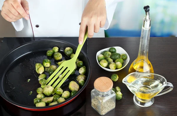 Eller Brüksel lahanası yemek pişirmek — Stok fotoğraf