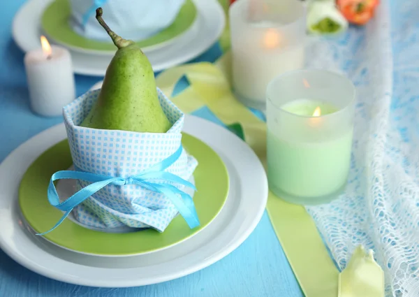 Pears in napkins on plates on wooden table close-up — Stock Photo, Image
