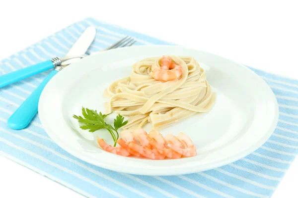 Pasta con gambas en plato blanco, aislada en blanco —  Fotos de Stock