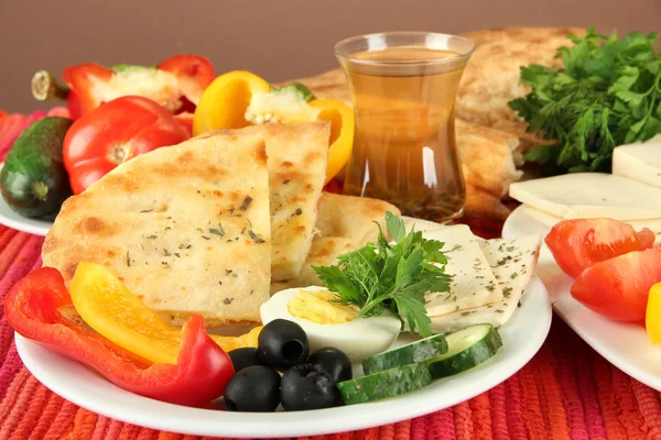 Традиционный турецкий завтрак на коричневом фоне — стоковое фото