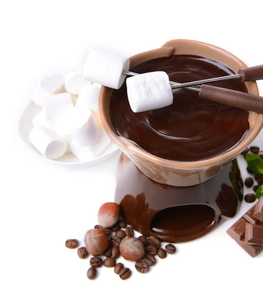 Fondue de chocolate com doces de marshmallow, isolado em branco — Fotografia de Stock