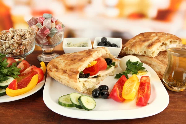 Tradiční turecká snídaně na stole na světlé pozadí — Stock fotografie