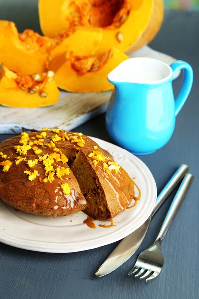 Deliciosa torta de abóbora na placa na mesa de madeira close-up — Fotografia de Stock