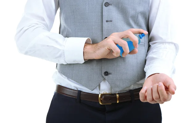 Красивий молодий чоловік використовує парфуми ізольовані на білому — стокове фото