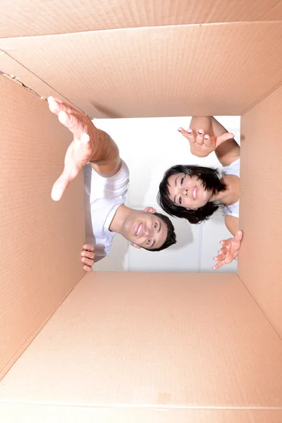 Young couple unpacking box — Stock Photo, Image