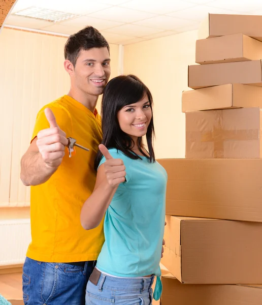 Casal jovem se muda para uma nova casa — Fotografia de Stock