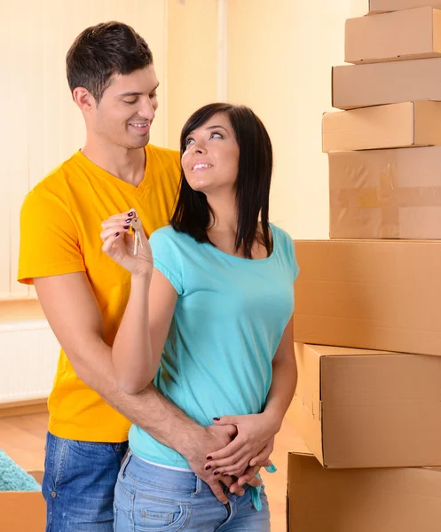 Casal jovem se muda para uma nova casa — Fotografia de Stock
