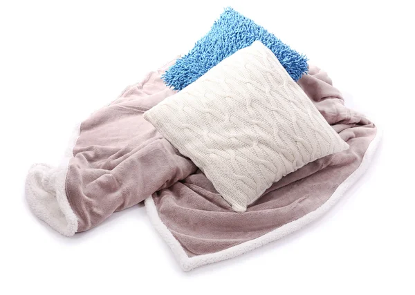 Białe i niebieskie poduszki i kolorowy pled na białym tle — Zdjęcie stockowe