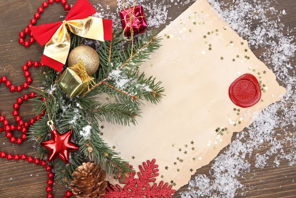 Каркас с винтажной бумагой и рождественские украшения на деревянном фоне — стоковое фото