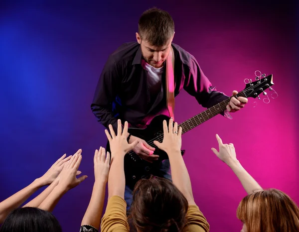 Guitarrista cantando en el escenario en un concierto de rock para sus admiradores — Foto de Stock