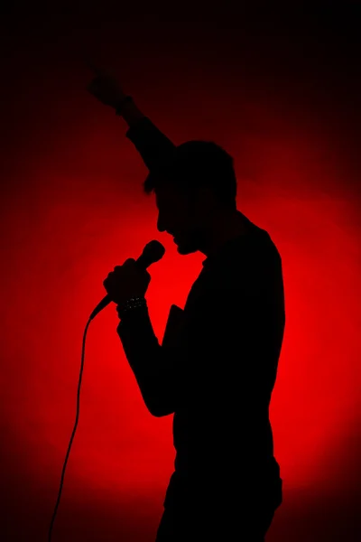 Silhueta músico no fundo de cor escura — Fotografia de Stock