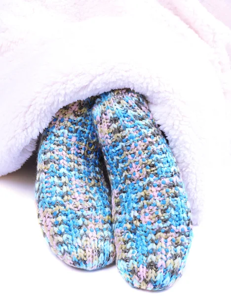 Ženské nohy v barevné ponožky, izolované na bílém — Stock fotografie