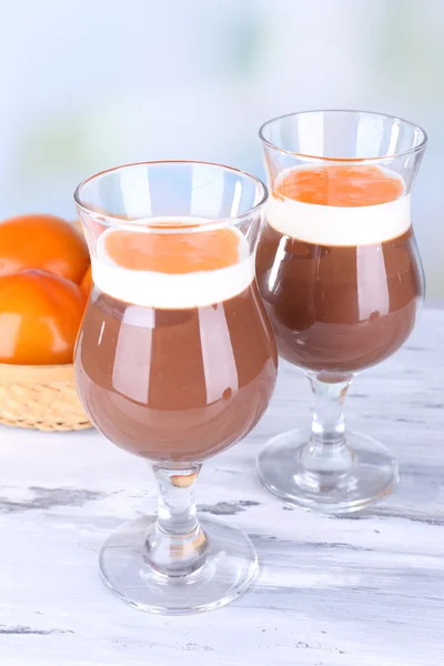 Dessert di cioccolato e cachi sul tavolo su fondo chiaro — Foto Stock