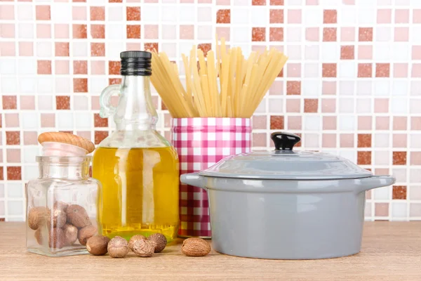 Produtos para cozinhar na cozinha na mesa em mosaico telhas de fundo — Fotografia de Stock