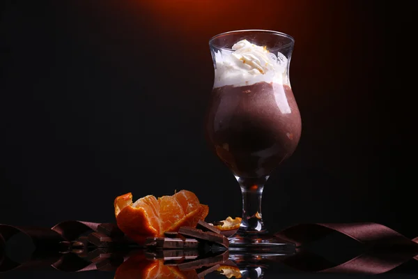 Smaczny deser z sos czekoladowy, krem i pomarańczowy, na tle ciemnego koloru — Zdjęcie stockowe