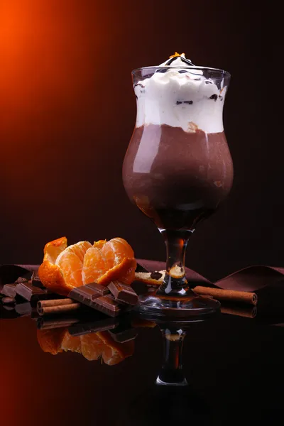 Dolce saporito con cioccolato, crema e salsa d'arancia, su sfondo di colore scuro — Foto Stock