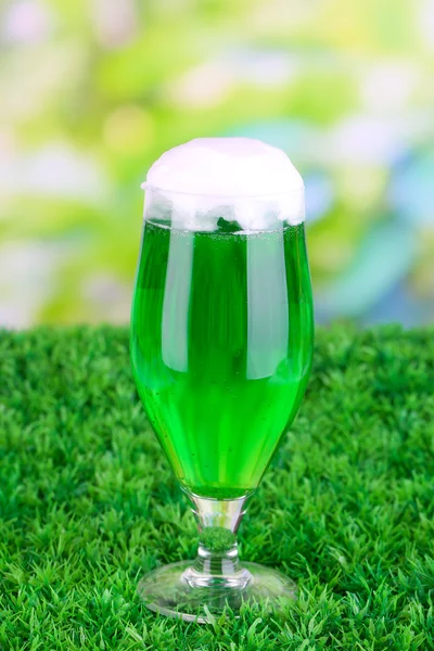 Стакан зеленого пива на День Святого Патрика на траве на естественном фоне — стоковое фото