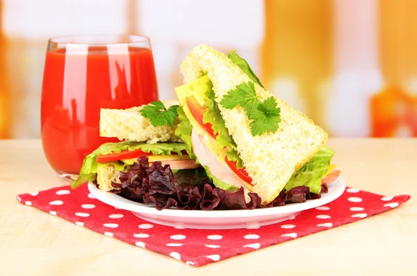Čerstvé a chutné sendviče na desku stolu na světlé pozadí — Stock fotografie