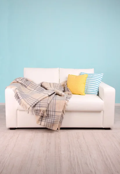 Biała kanapa w pokoju na niebieskim tle — Zdjęcie stockowe